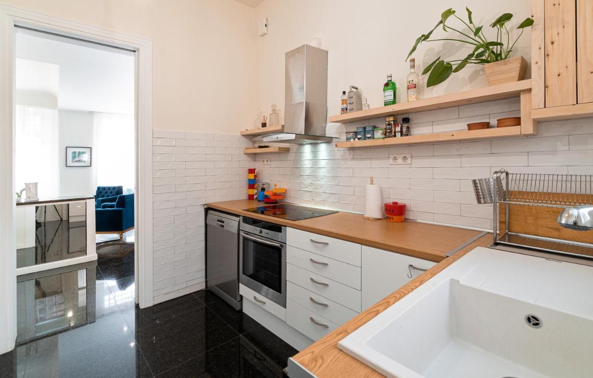 Suitetrails - Spacious & Artistic Retro 2BD Apt with SAUNA