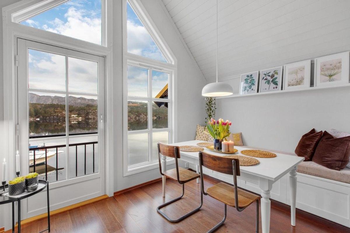 Scenic waterfront cabin - Housity
