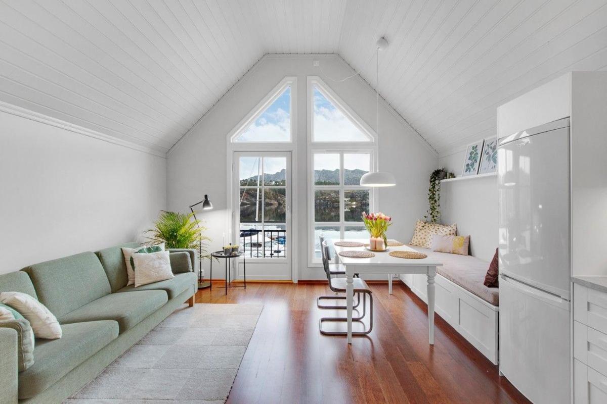 Scenic waterfront cabin - Housity