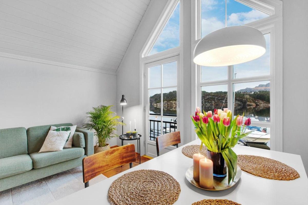 Scenic waterfront cabin - Housity