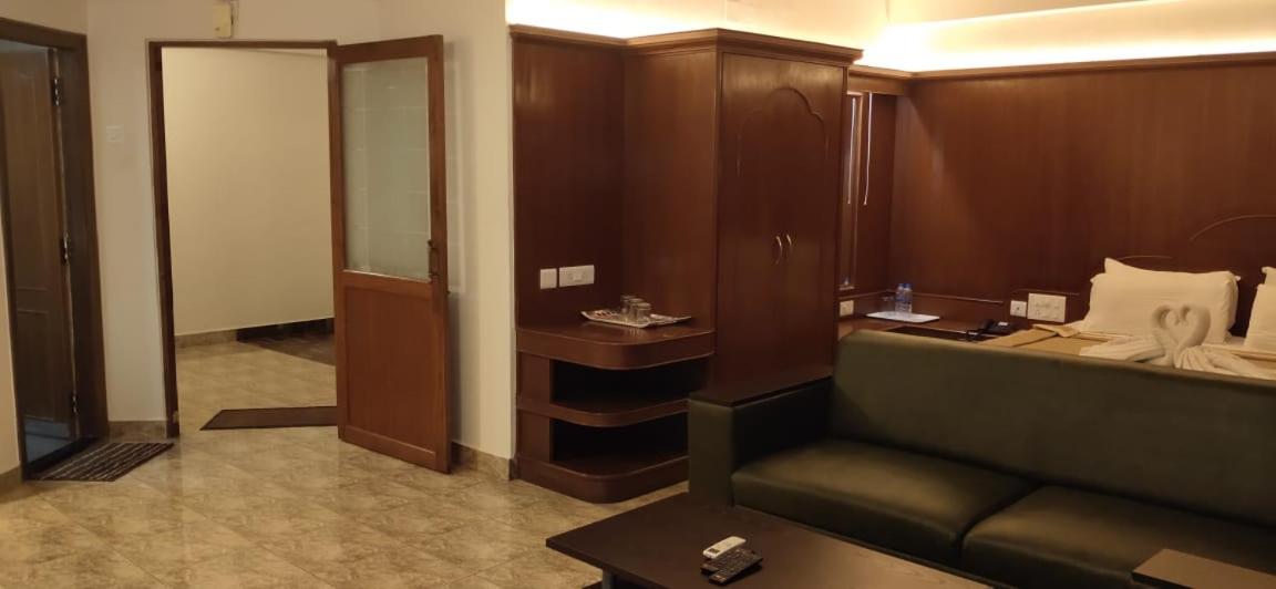 Hotel Sri Ram Residency - Housity