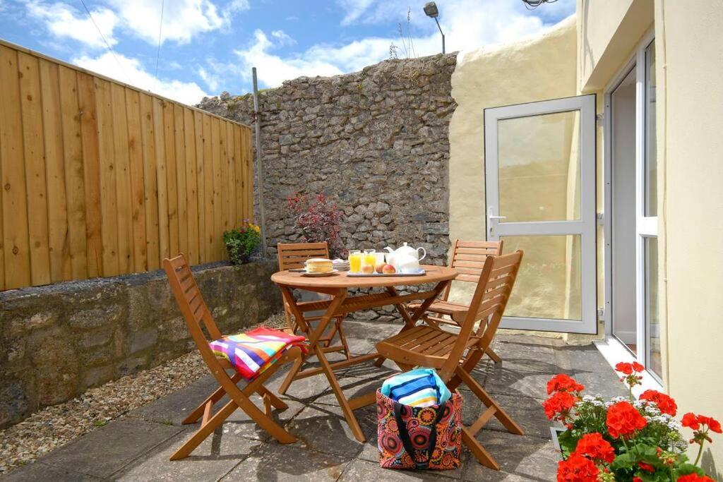 Cromwell Cottage, Pembroke - Housity