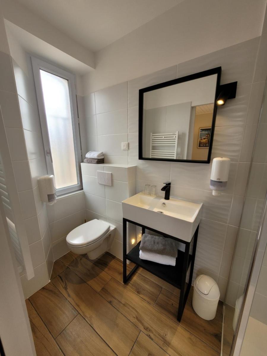 Salle de bains dans l'établissement Hôtel de charme & SPA Le Grand Large