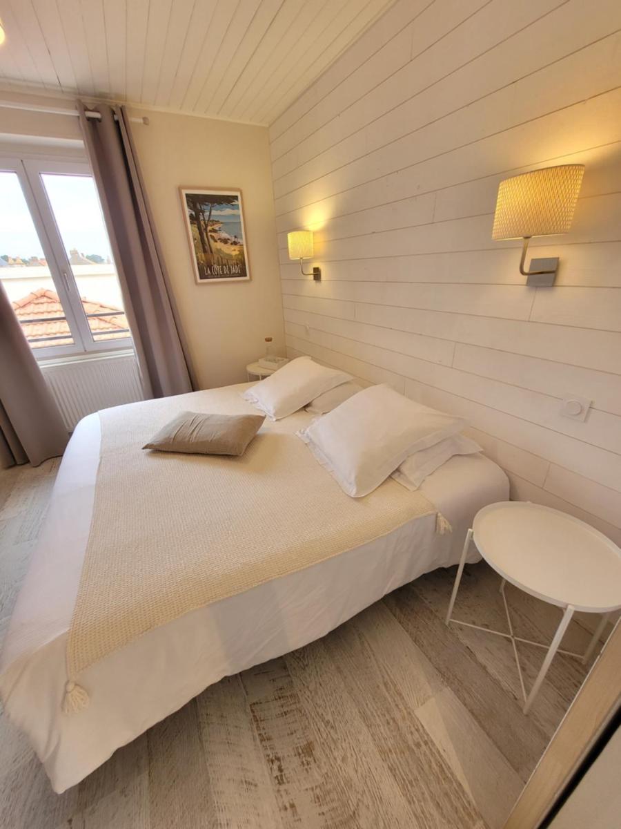 Un ou plusieurs lits dans un hébergement de l'établissement Hôtel de charme & SPA Le Grand Large