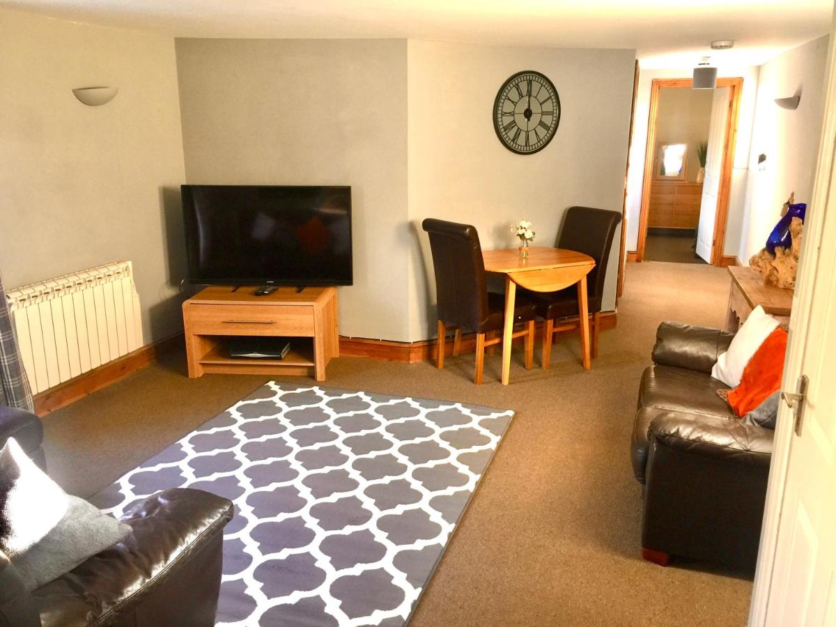 Stylish Historic Apartment - Sleeps 3 & Parking - Housity