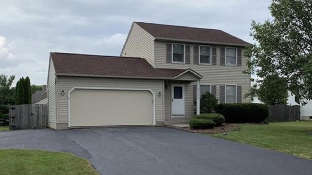 3 bedroom house with fenced in yard and pool close to Syracuse - Housity