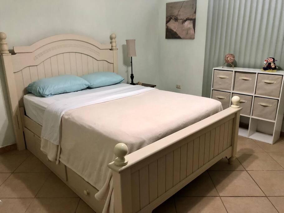 La casita de Caborca a 100 mts. del Gimnasio Mpal. - Housity