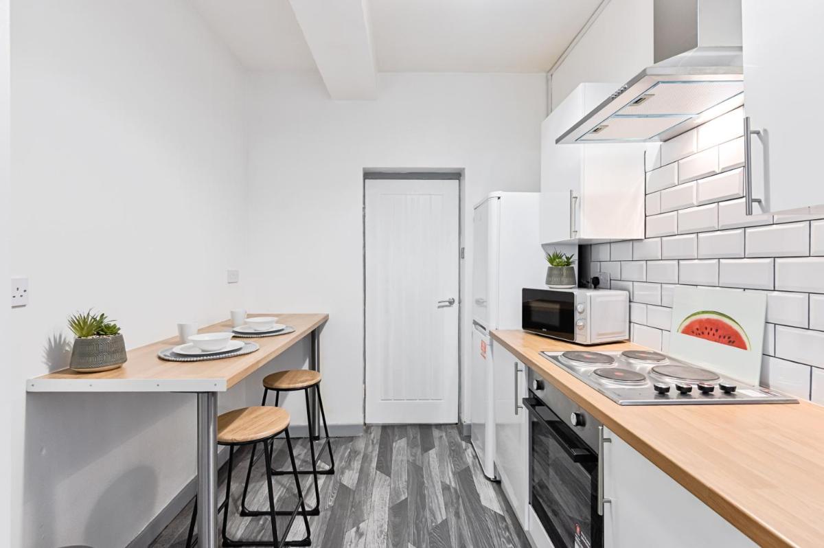 Bryn Syfi Place - TV in Every Bedroom! - Housity