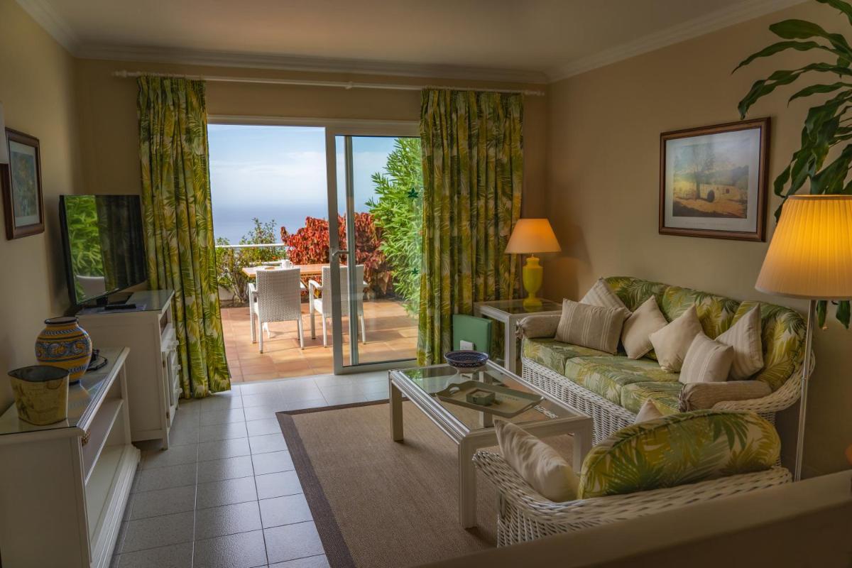 una sala de estar con un sofá y una mesa en La Palma Jardín Resort, en El Paso