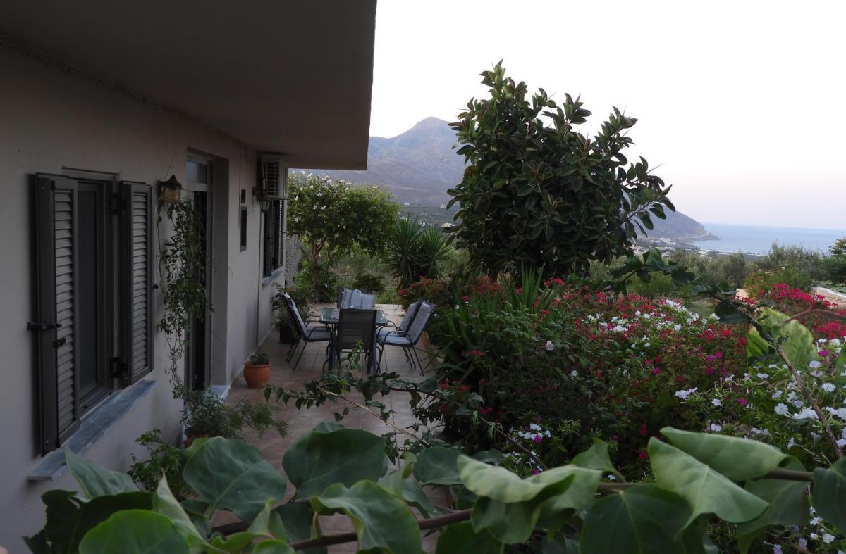 Chrissi's house with garden and sea view Zerviana - Housity