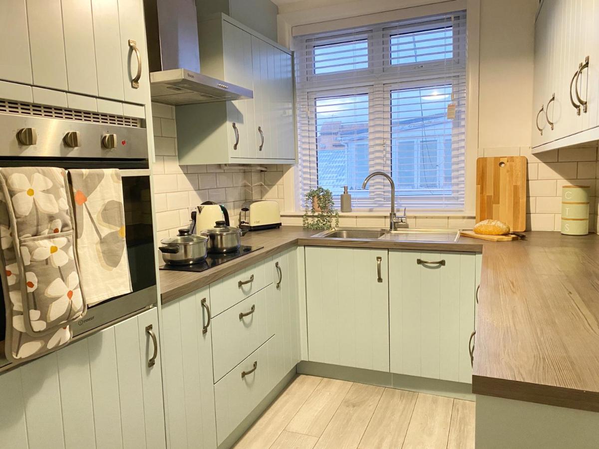 Coastal Breeze - Beautiful two bedroom apartment with free parking near local beaches - Housity