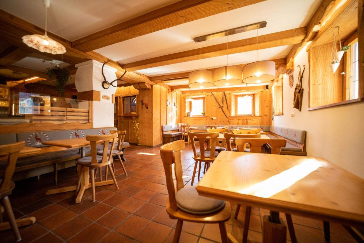 Hotel Wildrose - Housity