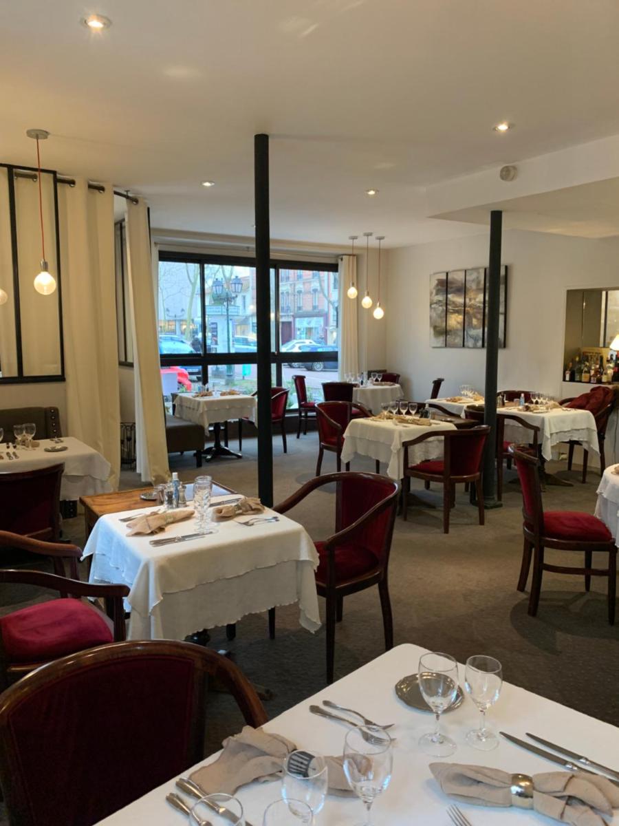HÔTEL DES 3 MARCHES- Logis Hôtel Restaurant - Housity