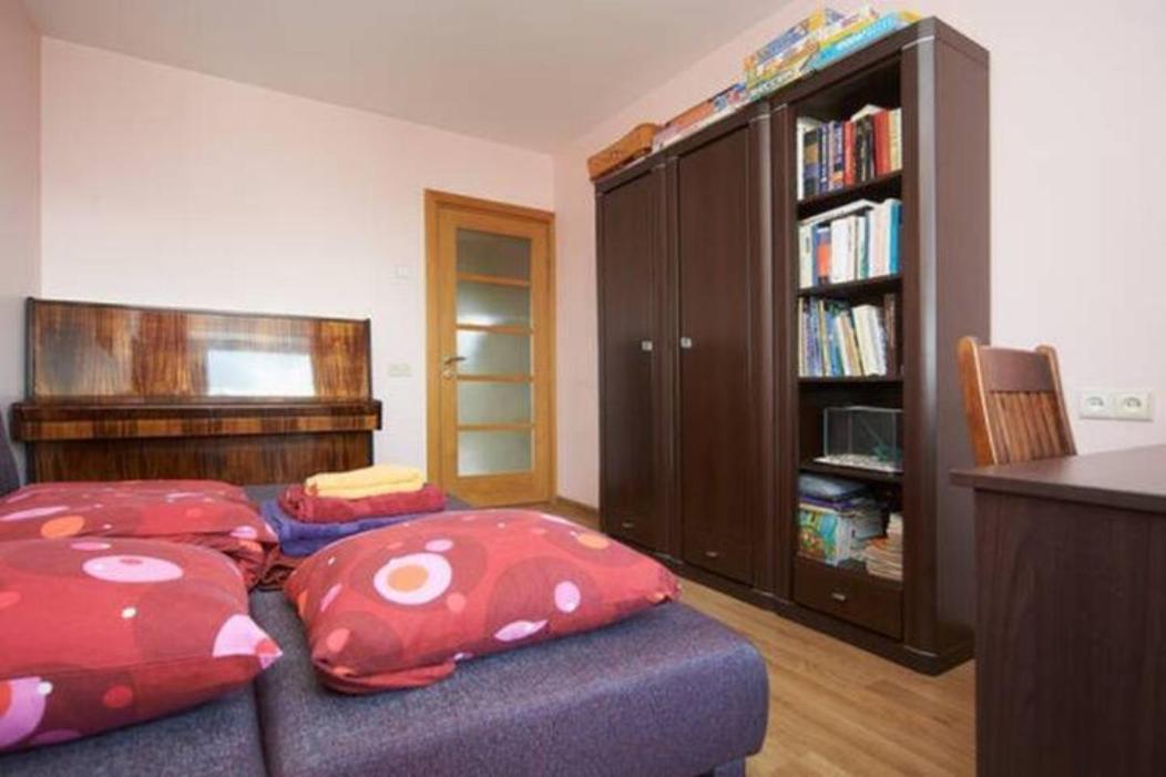 Nice private room in a three room apartment Free parking Feel like at home - Housity