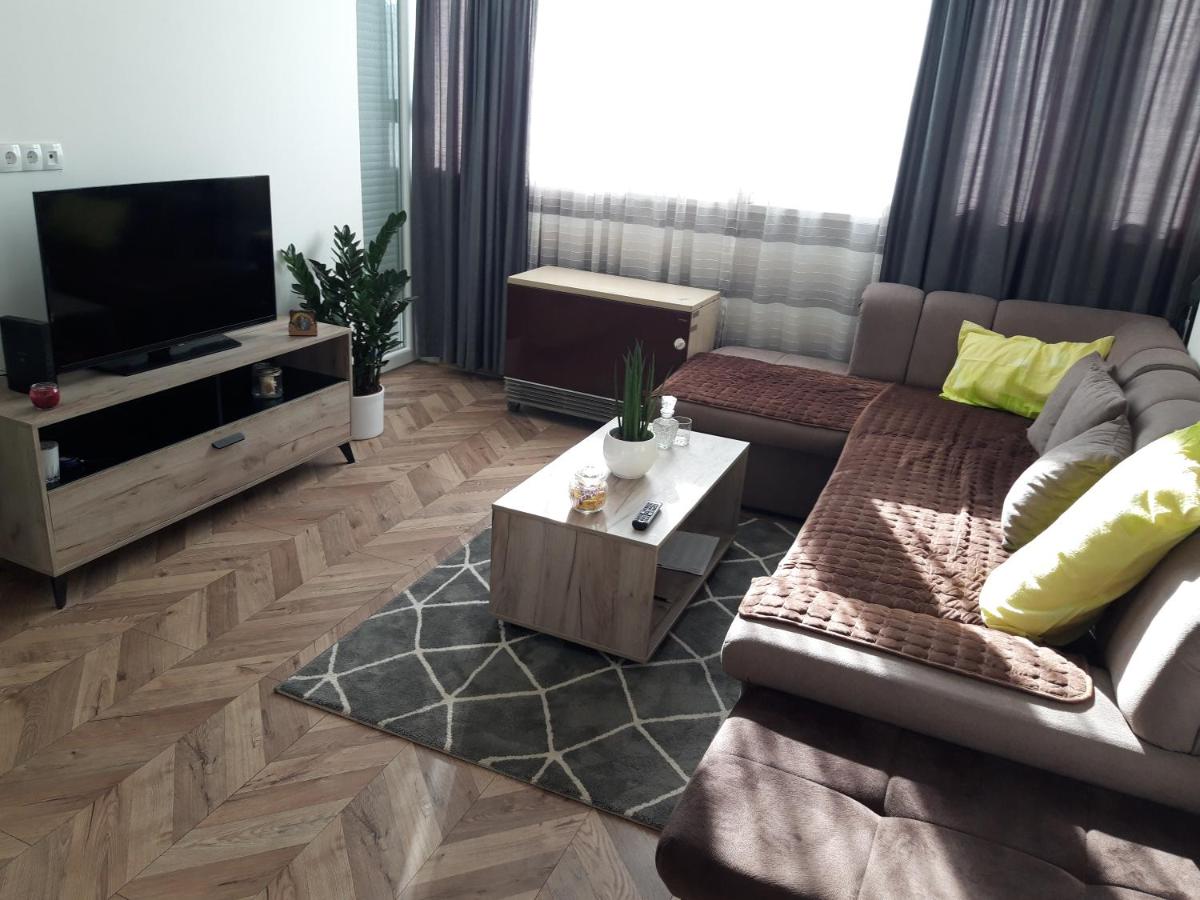 Stan na dan Simikic - Housity