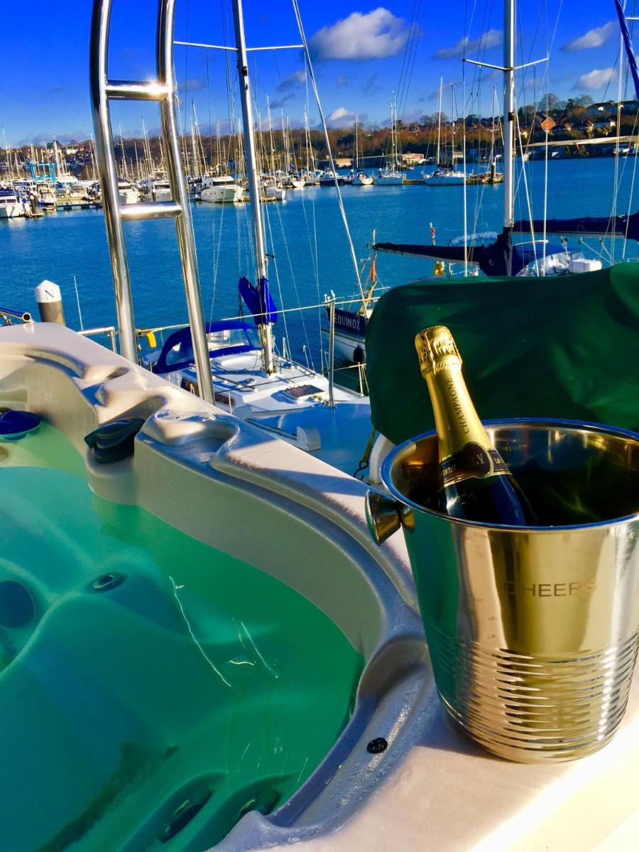 Super Yacht Temptation with a Hot Tub Jacuzzi on the South Coast UK - Housity