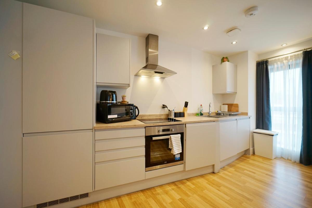 Modern 2 Bed Apartment with Juliet Balcony - DHB STAYS - Housity
