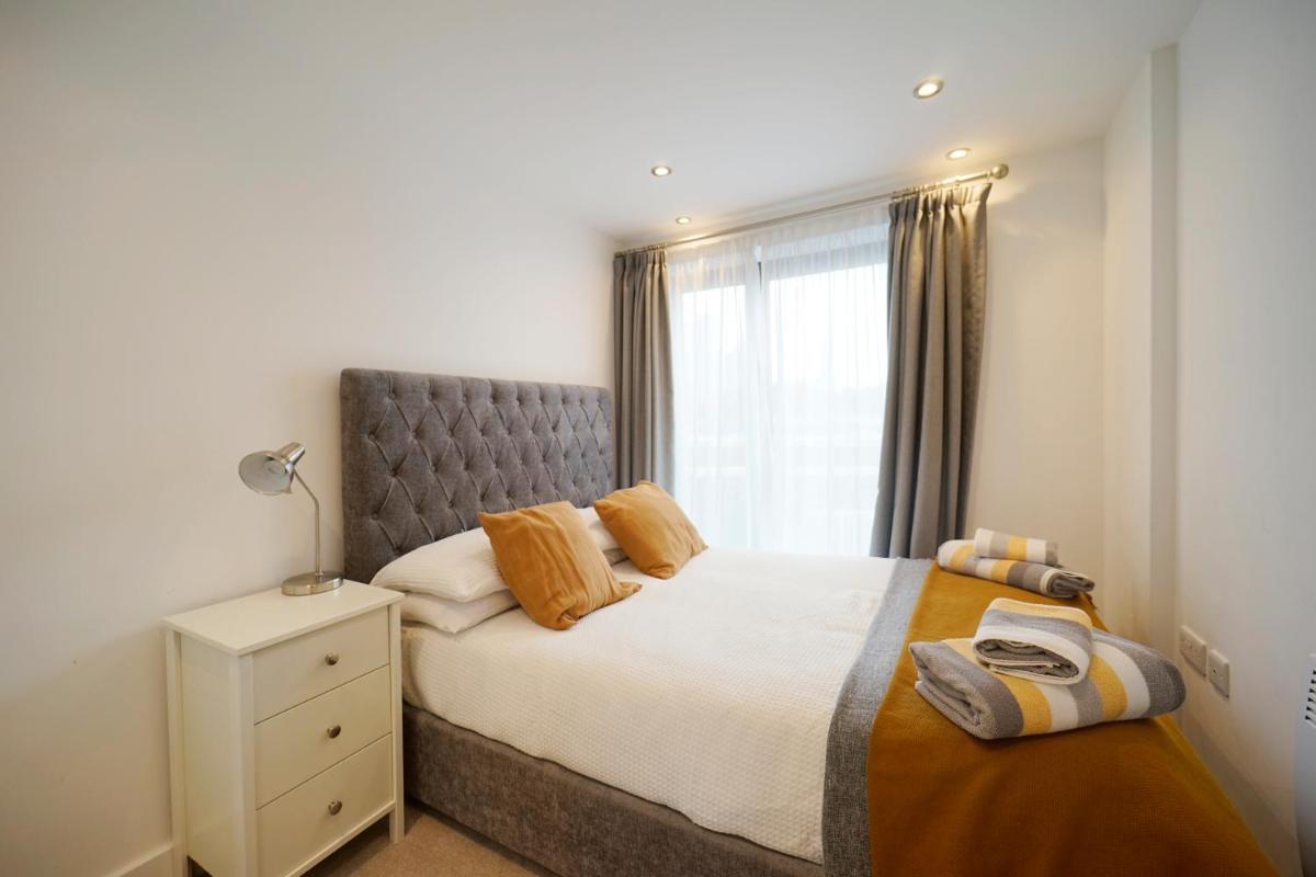 Modern 2 Bed Apartment with Juliet Balcony - DHB STAYS - Housity