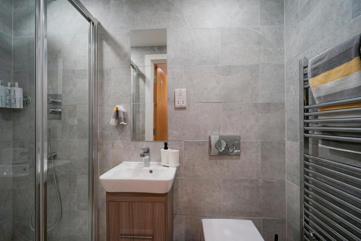 Modern 2 Bed Apartment with Juliet Balcony - DHB STAYS - Housity
