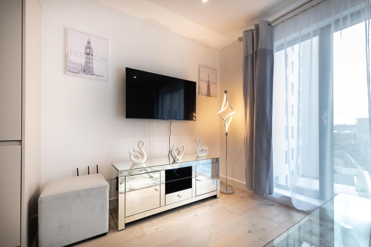 Royal White Swan ,1 bed apartament in Southampton Ocean Village - Housity