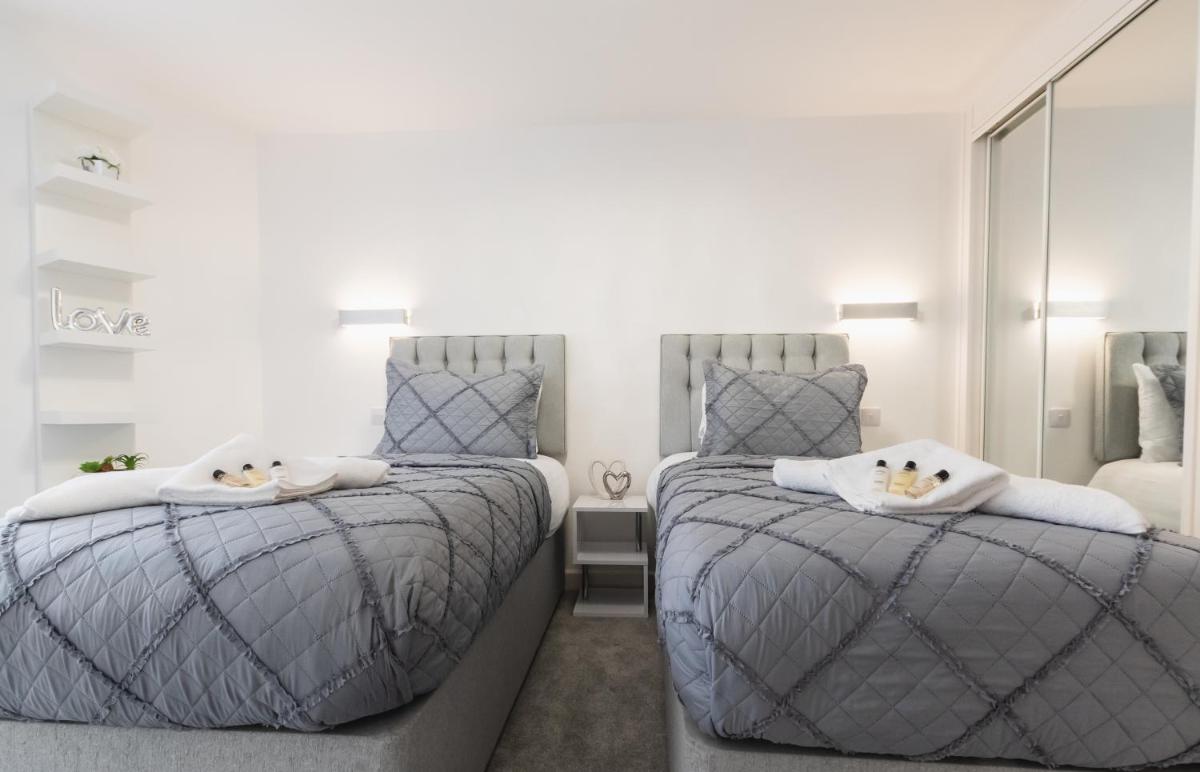 Royal White Swan ,1 bed apartament in Southampton Ocean Village - Housity
