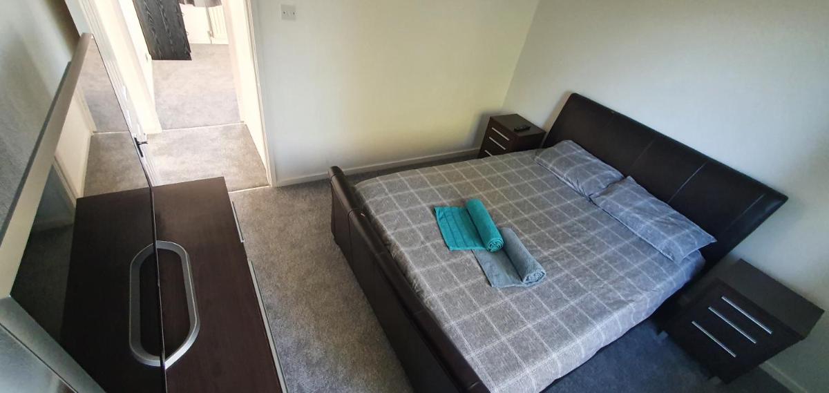 Lovely 2 Bedroom apartment near JLR, Royal Mail, Fedex, Airport & retail park - Housity