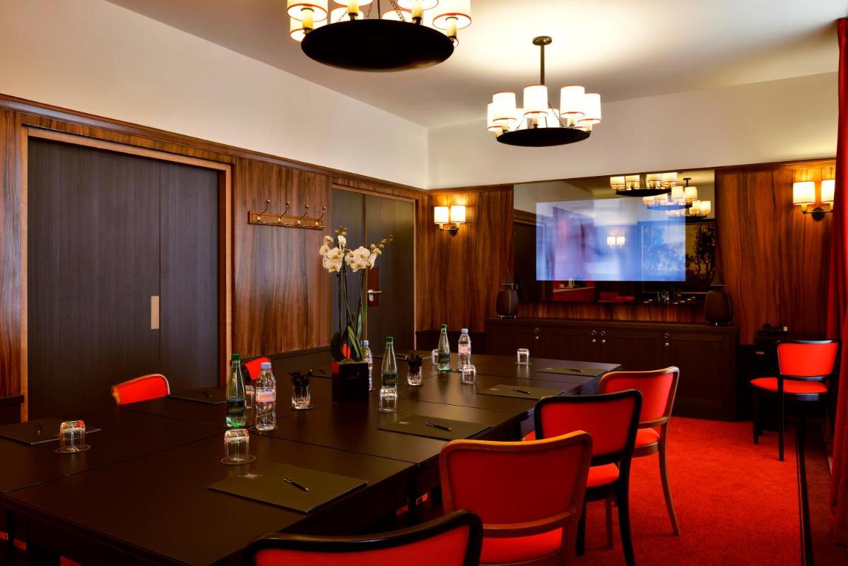 Télévision ou salle de divertissement dans l'établissement Carlton Hotel Lyon - MGallery Collection