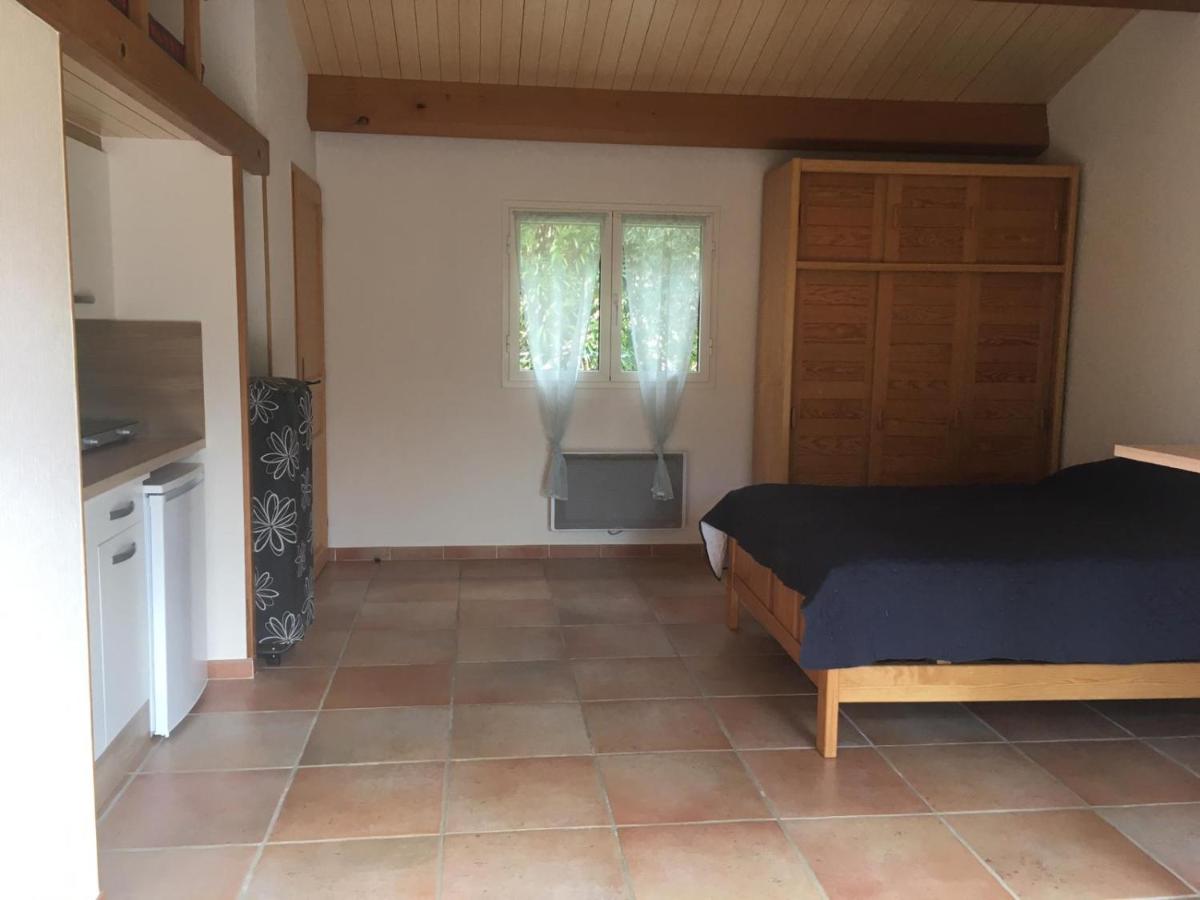 Charmant studio avec piscine . - Housity