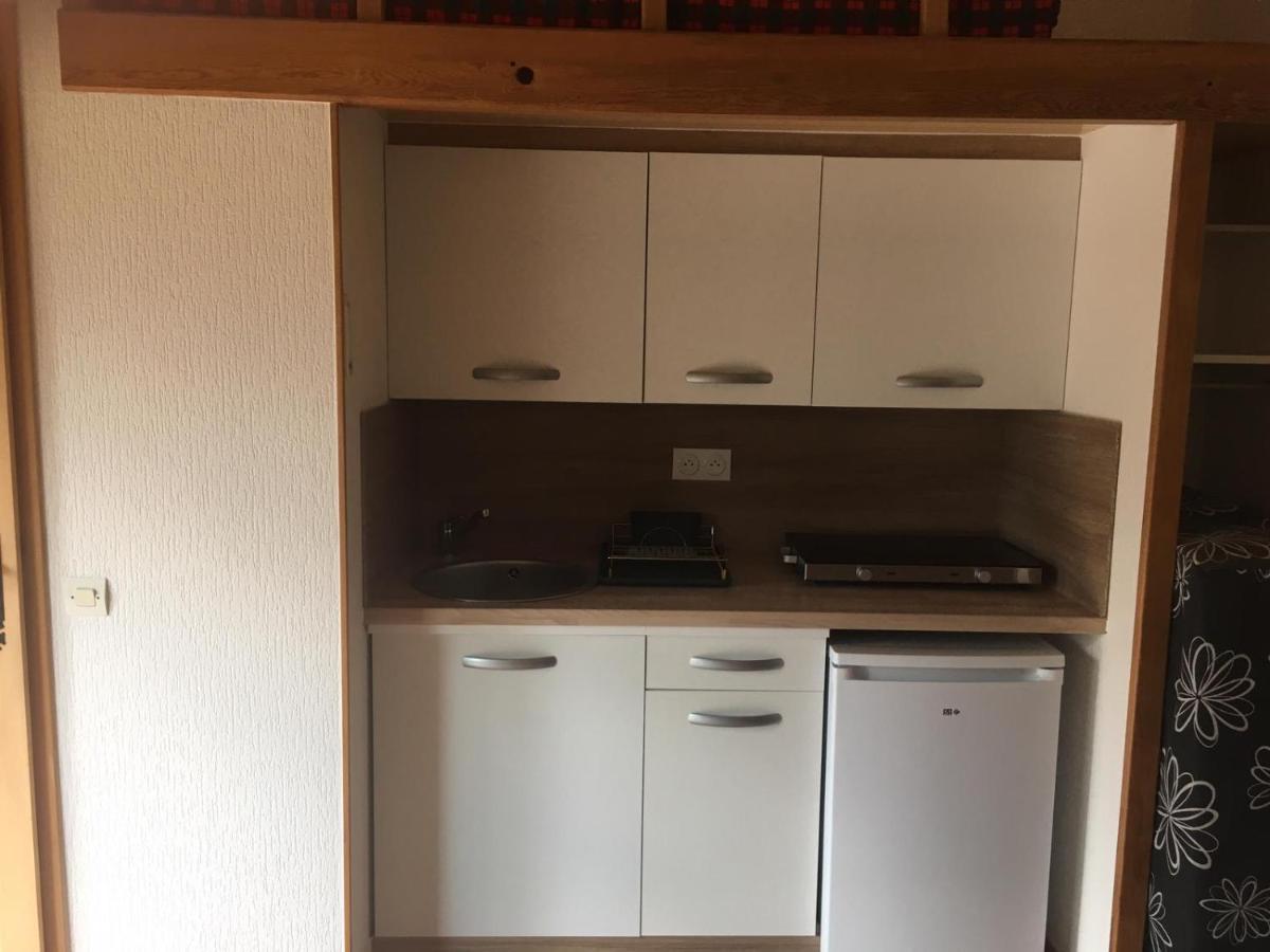 Charmant studio avec piscine . - Housity