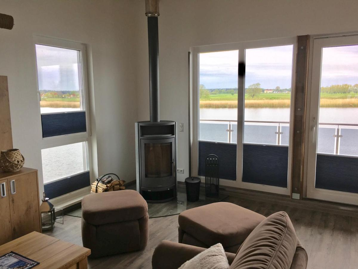 Ein Sitzbereich in der Unterkunft Schwimmende Häuser im BALTIC SEA RESORT
