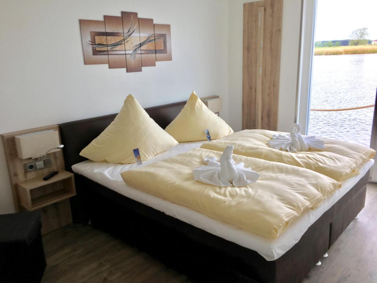 Ein Bett oder Betten in einem Zimmer der Unterkunft Schwimmende Häuser im BALTIC SEA RESORT