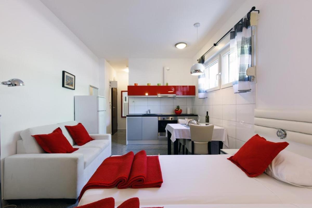 Fully equiped Apartments next to the beach - Housity