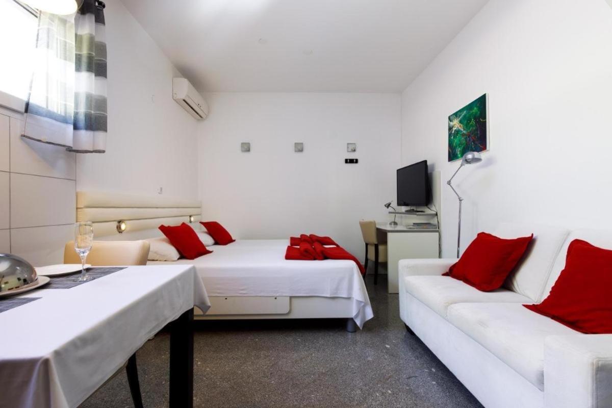 Fully equiped Apartments next to the beach - Housity
