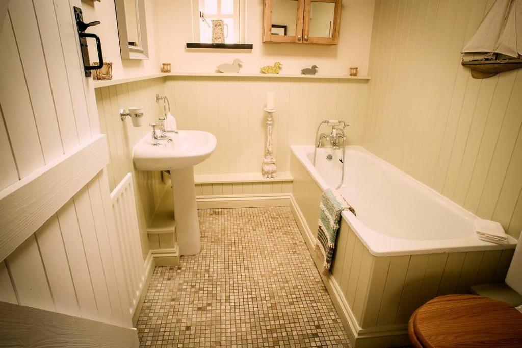 Charming Welsh Cottage - Housity