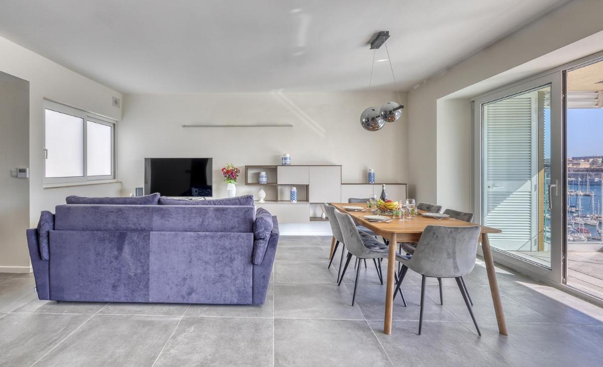 Stunning 3BR Apartment with Marina Views - Housity