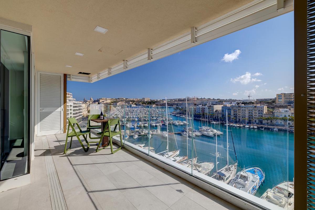 Stunning 3BR Apartment with Marina Views - Housity