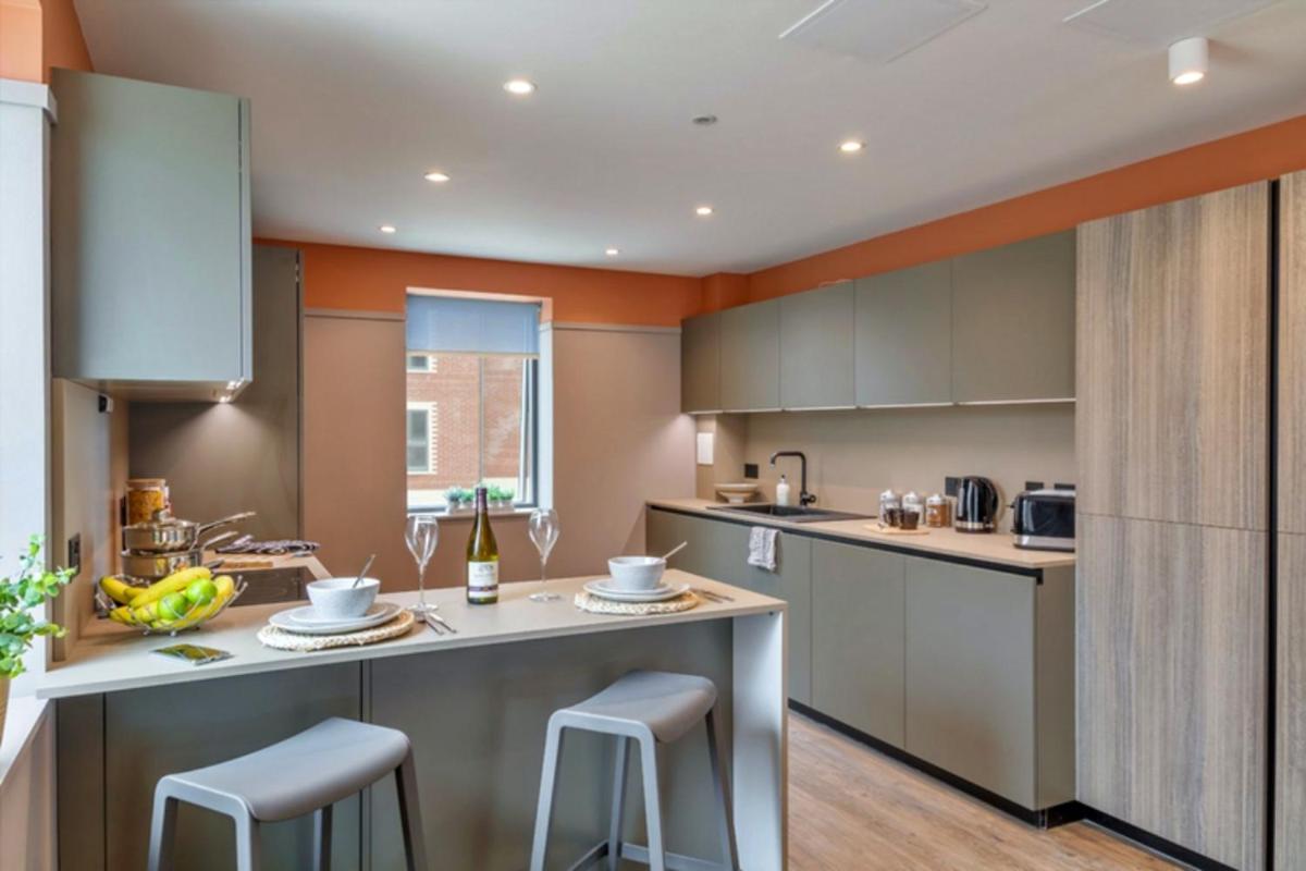 Bright Ensuite Rooms for STUDENTS ONLY, EGHAM - SK - Housity