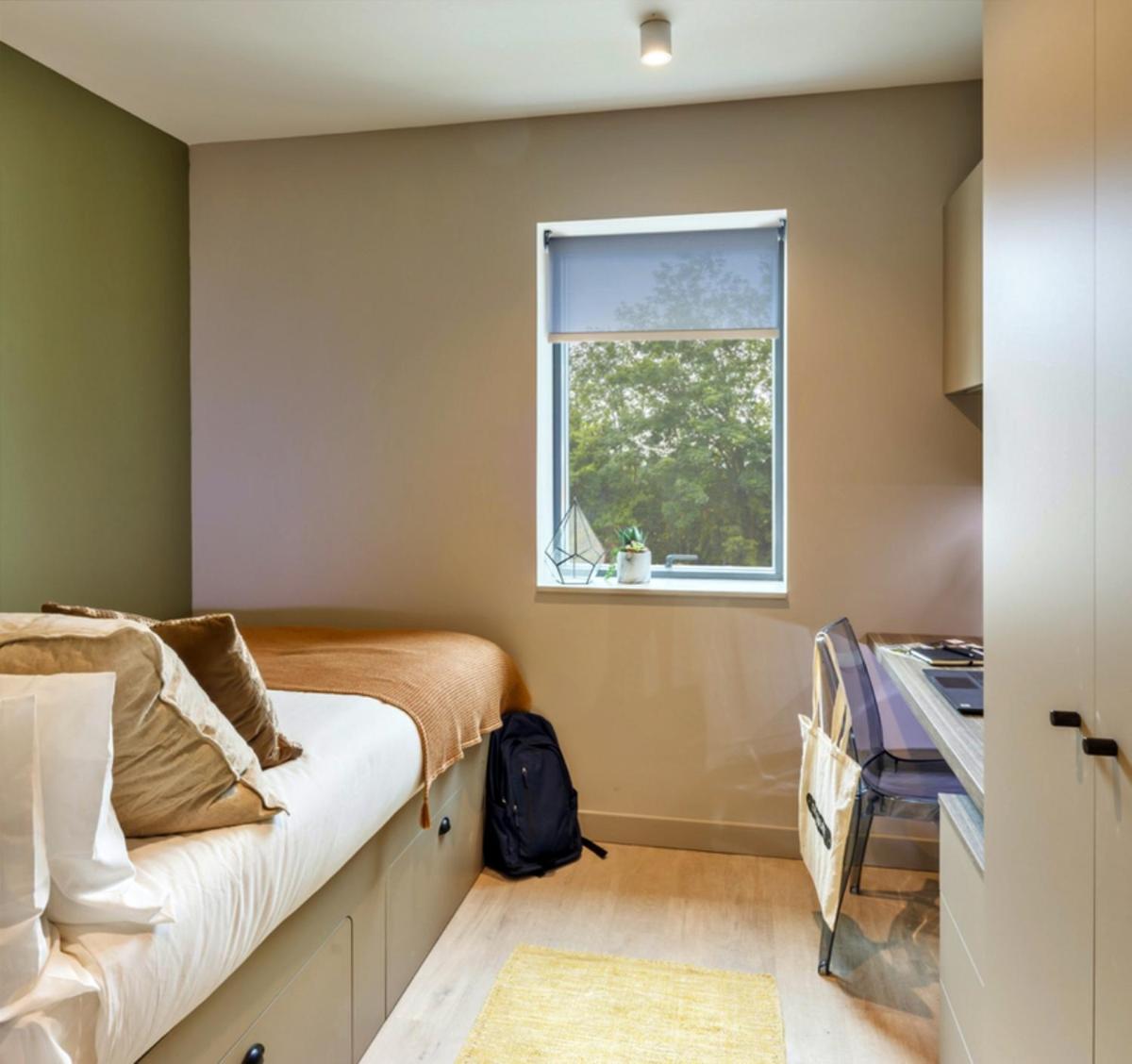 Bright Ensuite Rooms for STUDENTS ONLY, EGHAM - SK - Housity