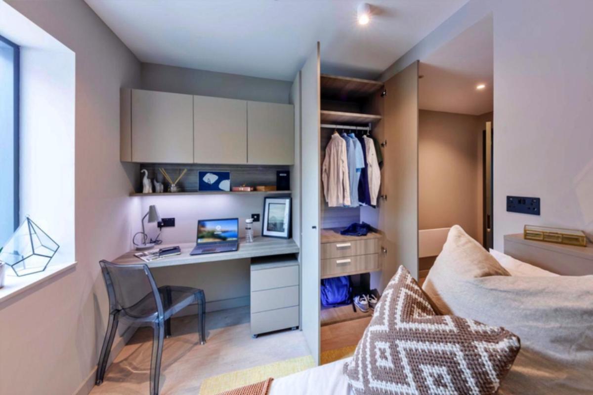 Bright Ensuite Rooms for STUDENTS ONLY, EGHAM - SK - Housity