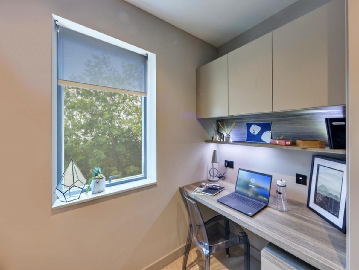 Bright Ensuite Rooms for STUDENTS ONLY, EGHAM - SK - Housity