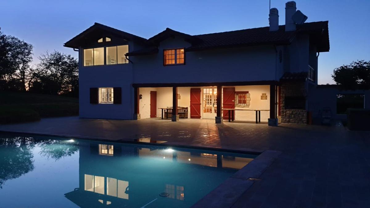 VILLA GARATENBORDA proche Biarritz avec piscine jacuzzi salle de sport parking pétanque fronton - Housity