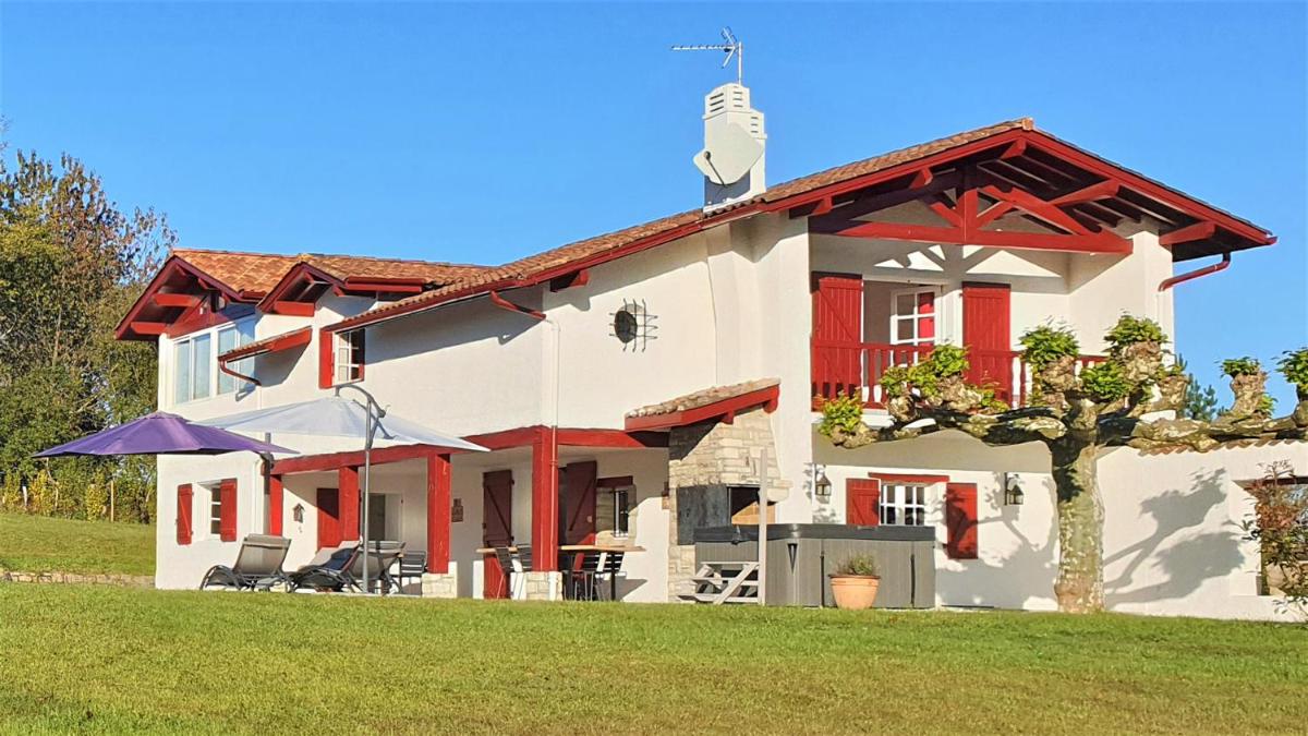 VILLA GARATENBORDA proche Biarritz avec piscine jacuzzi salle de sport parking pétanque fronton - Housity