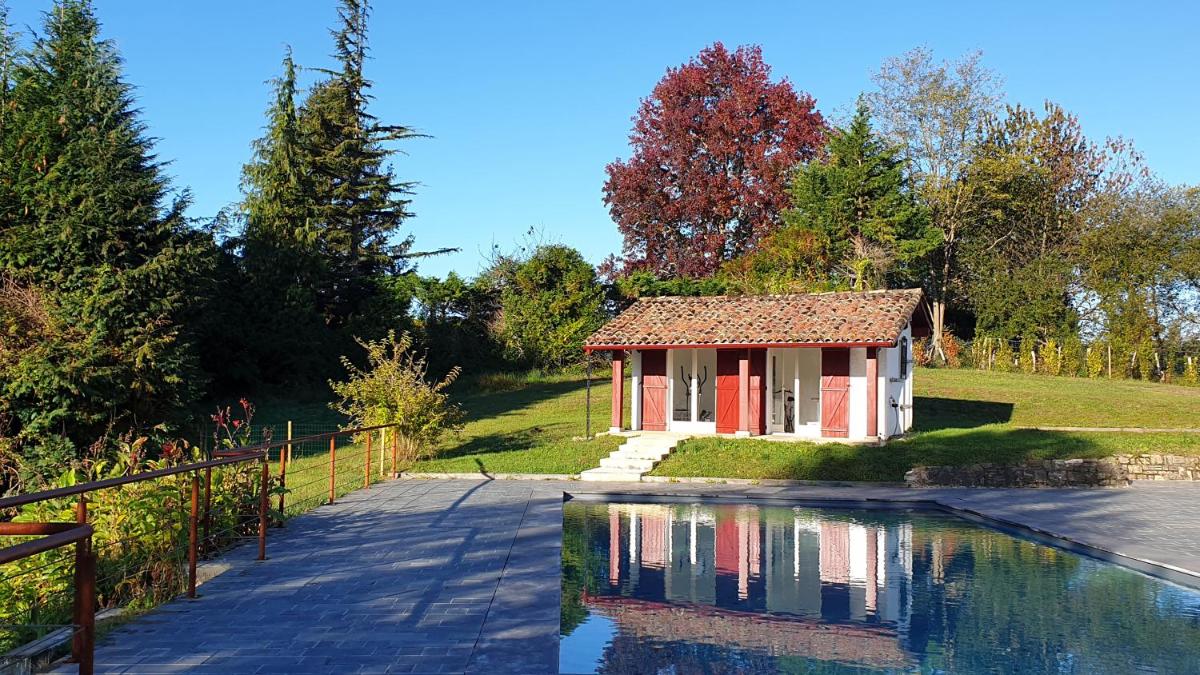 VILLA GARATENBORDA proche Biarritz avec piscine jacuzzi salle de sport parking pétanque fronton - Housity