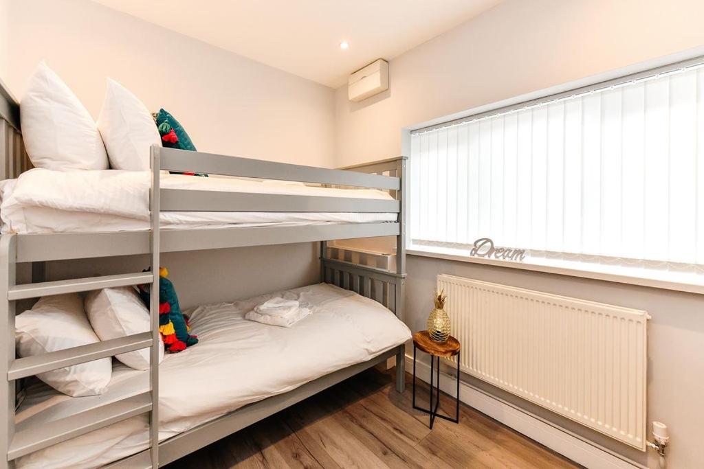 Just Stay Wales - The Teify, Deluxe Bungalow - Housity