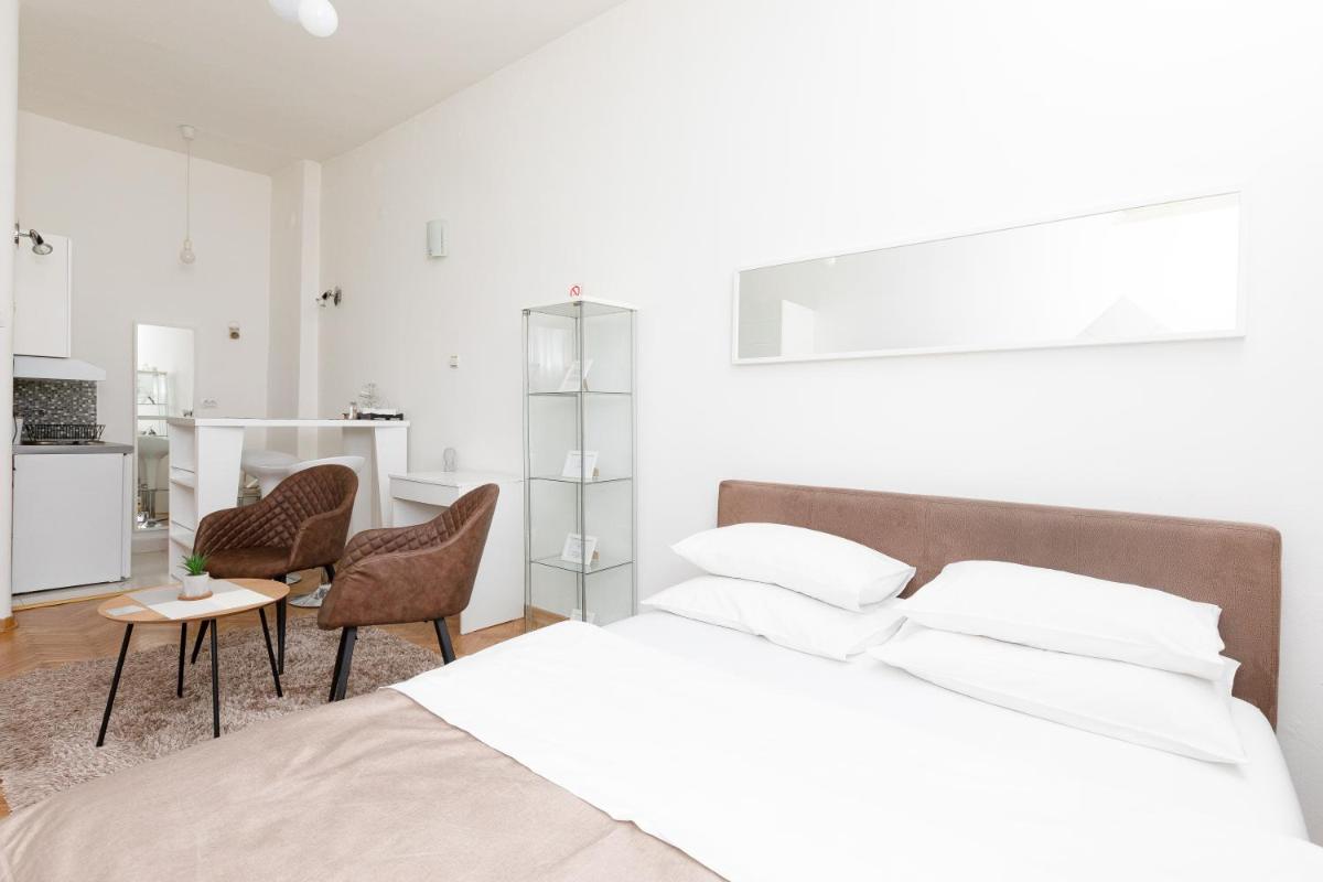 1st Belgrade Apartment - Housity