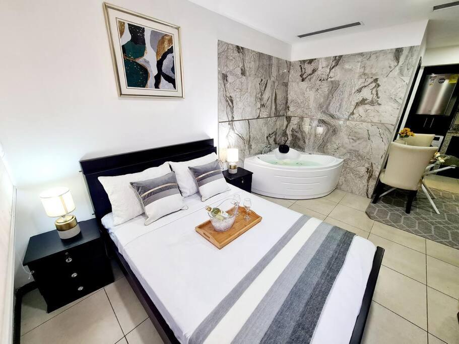 Ecusuites Habitación VIP con Jacuzzi Hidro - Housity