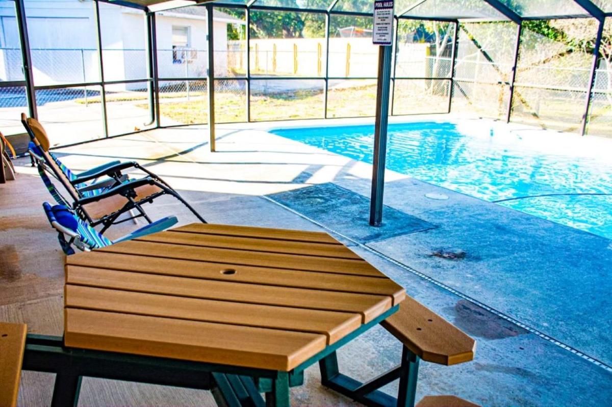 Relaxing 3 bedroom house with pool - Housity