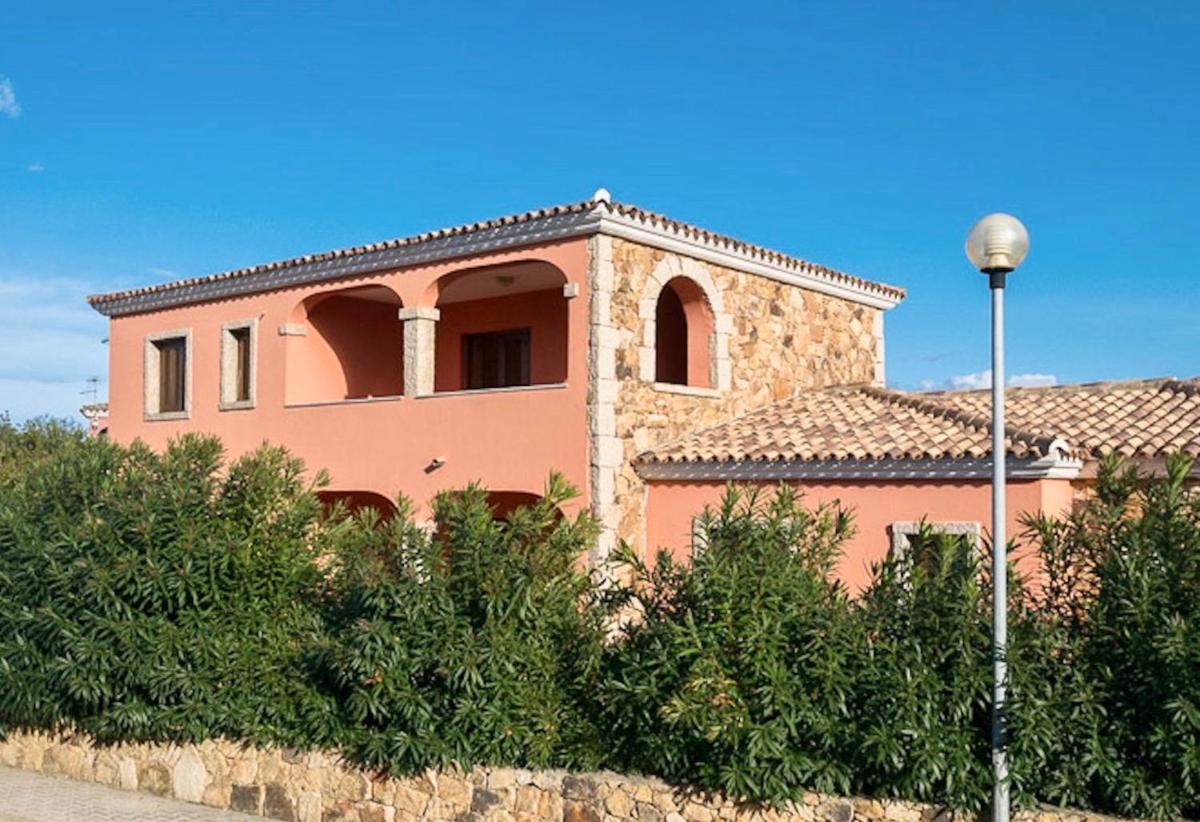 ISS Travel, La Ginestra - 2-bedroom apartment with terrace and view over Tavolara Island - Housity