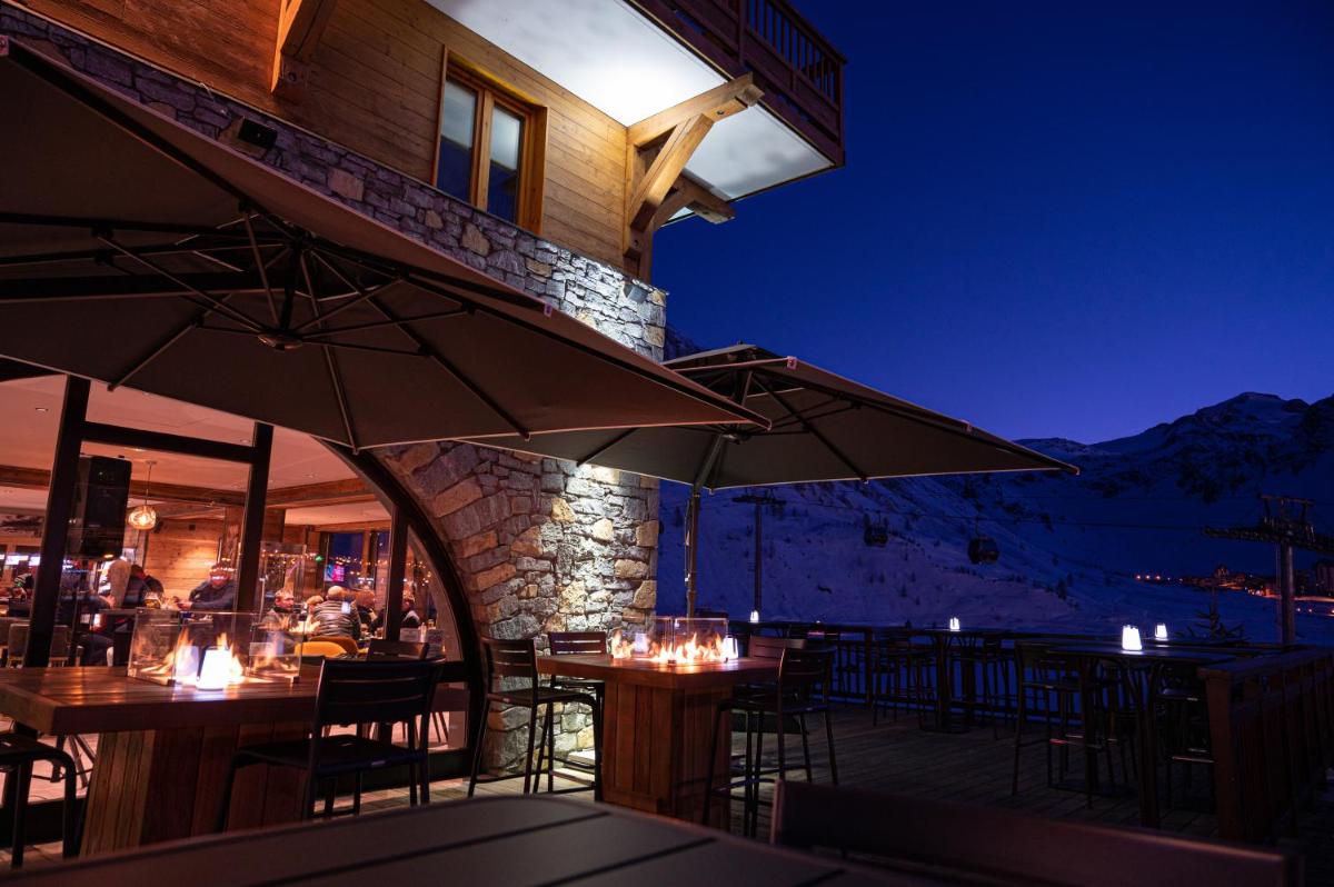 Vue générale sur la montagne ou vue sur la montagne depuis l'hôtel