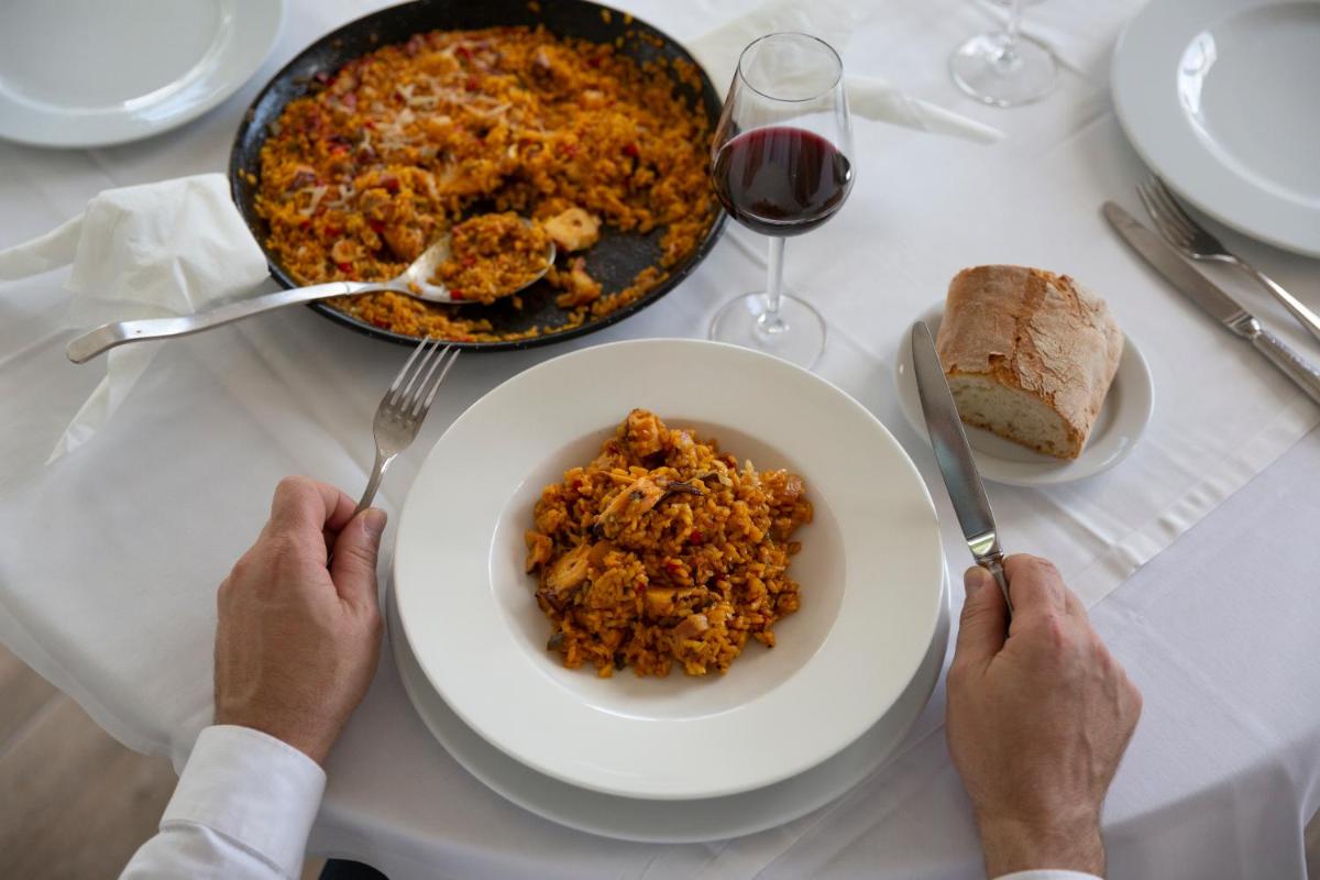 Comida en o cerca de este hotel